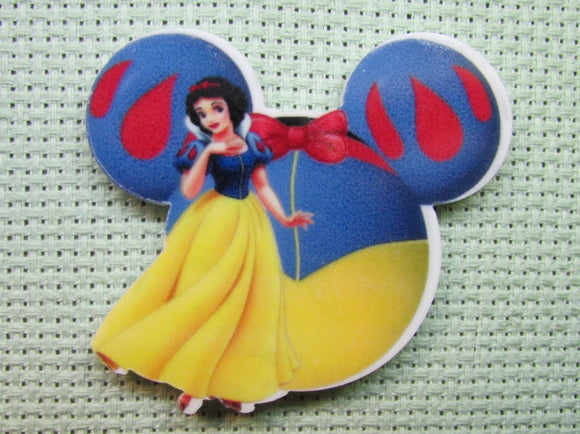 First view of the Snow White Dancing in Front of the Mouse Head Needle Minder