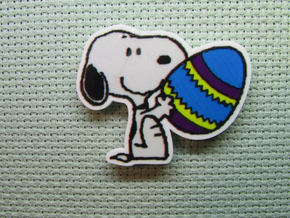 First view of the Snoopy Holding an Easter Egg Needle Minder