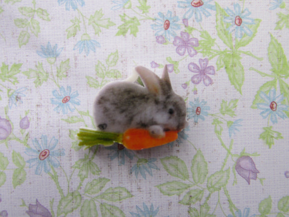First view of the Adorable Bunny with a Carrot Needle Minder