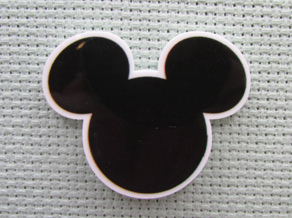 First view of the Simple Black Mouse Head with White Outline Needle Minder