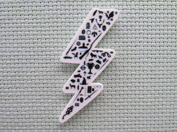 First view of the Black and White Harry Potter Lightening Bolt Needle Minder