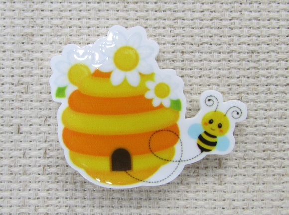 First view of the Cute Little Bee with a Bee Hive Needle Minder