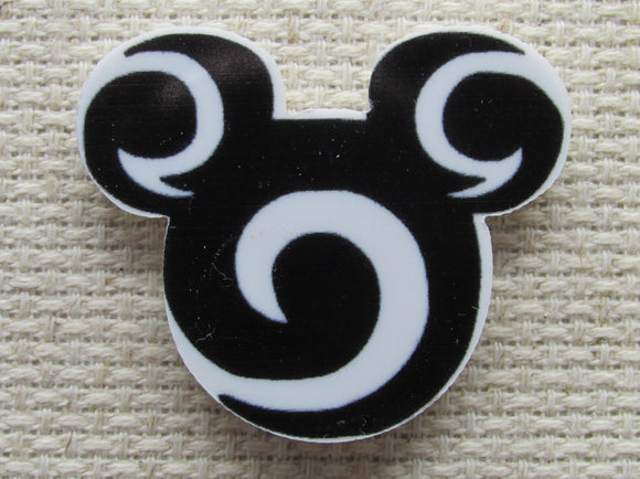 First view of the Black and White Swirl Mouse Head Needle Minder