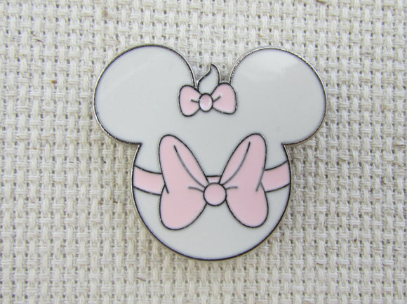 First view of White Mouse Head with Pink Bows Needle Minder.